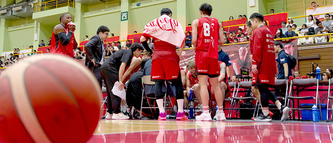 バスケットボール教室で選手たちが子どもたちと触れ合う姿は、スポーツを通じて地域の絆を深めています。私たちも、食品包装資材を通じて地域の日常を支える企業として、こうした活動に共感し、応援しています。