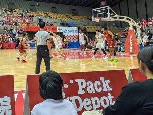 パックデポの看板と熱い試合